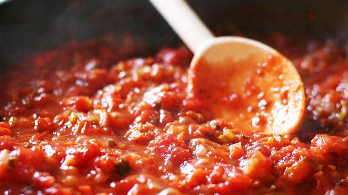 Томатный соус болоньезе. Томатный соус на сковороде. Подливка томата. Паста с томатным соусом.